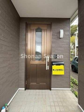 【玄関】 | 屋根付きの玄関で雨の日でも濡れにくく安心です◎