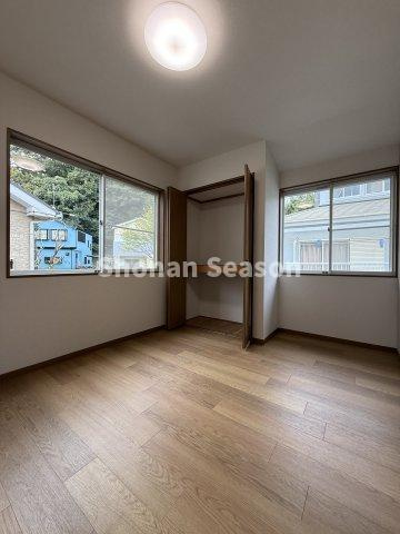 【洋室】 | 2階全室5.63帖。荷物がすっきりまとまる収納が備わっております！