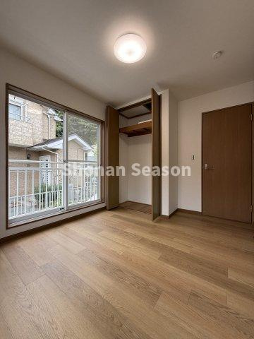 【内装】 | バルコニーに面した明るい室内。自然光がたっぷり降り注ぎます◎