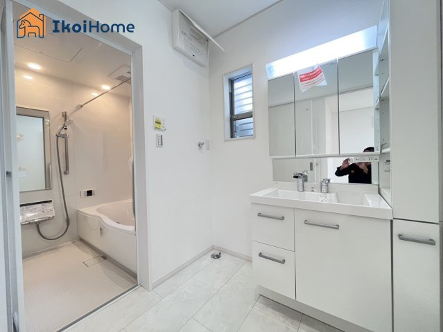 明石市鳥羽　全1棟　新築戸建の洗面所|【ホームページに現地動画掲載中】●年中無休：当日予約可●小窓ございますので通気・換気良好です。