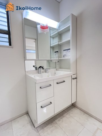 明石市鳥羽　全1棟　新築戸建の洗面所|【ホームページに現地動画掲載中】●年中無休：当日予約可●収納棚が設置されていますので、収納豊富です！