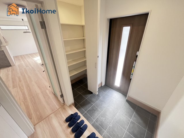 明石市鳥羽　全1棟　新築戸建の玄関|【ホームページに現地動画掲載中】●年中無休：当日予約可●SICがあるのでアウトドア用品等収納豊富。