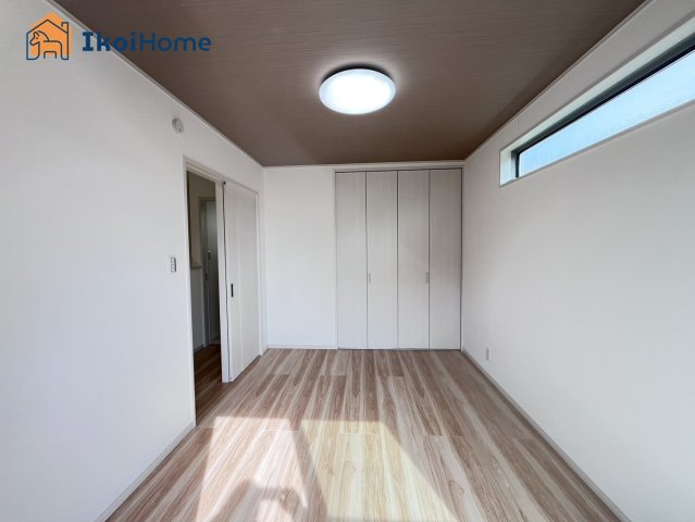 明石市鳥羽　全1棟　新築戸建の寝室|【ホームページに現地動画掲載中】●年中無休：当日予約可●天井が茶系でシックでおしゃれなお部屋です！