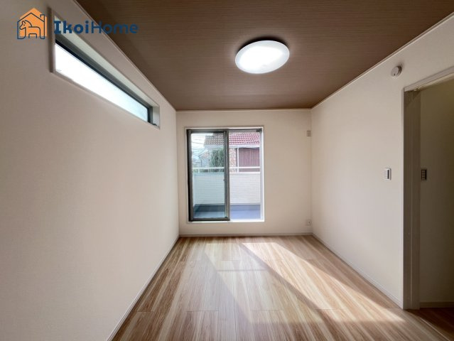 明石市鳥羽　全1棟　新築戸建の寝室|【ホームページに現地動画掲載中】●年中無休：当日予約可●こちらのお部屋からはバルコニーの出入り可能！