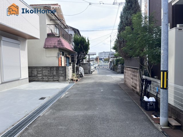 明石市鳥羽　全1棟　新築戸建の前面道路含む現地写真|【ホームページに現地動画掲載中】●年中無休：当日予約可●前面道路は幅員4ｍ、交通量も少なく安心です。
