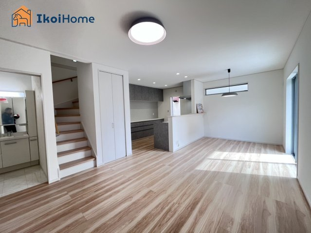 明石市鳥羽　全1棟　新築戸建の居間・リビング|【ホームページに現地動画掲載中】●年中無休：当日予約可●LDK19帖で広々！リビング階段になります！