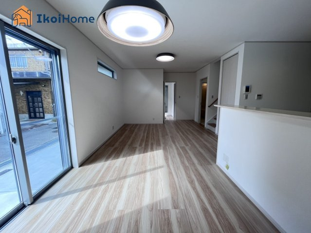 明石市鳥羽　全1棟　新築戸建の居間・リビング|【ホームページに現地動画掲載中】●年中無休：当日予約可●カウンターキッチンからは室内が見渡せます。