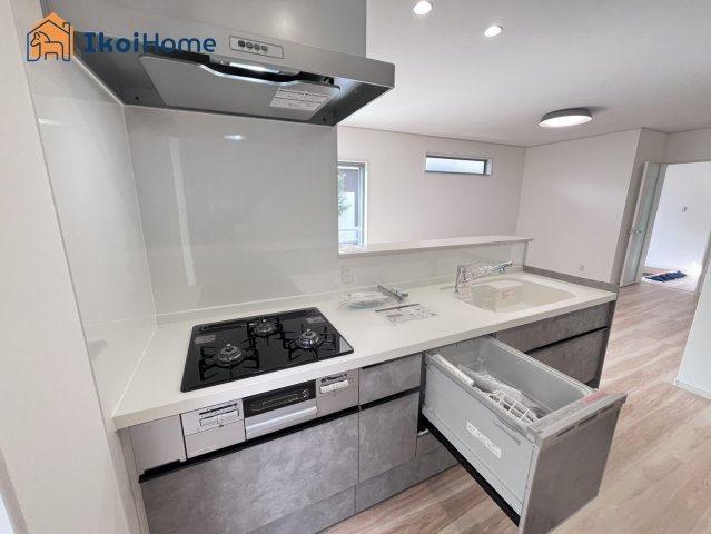 明石市鳥羽　全1棟　新築戸建のキッチン|【ホームページに現地動画掲載中】●年中無休：当日予約可●食洗機完備ですので時短になり、便利です。