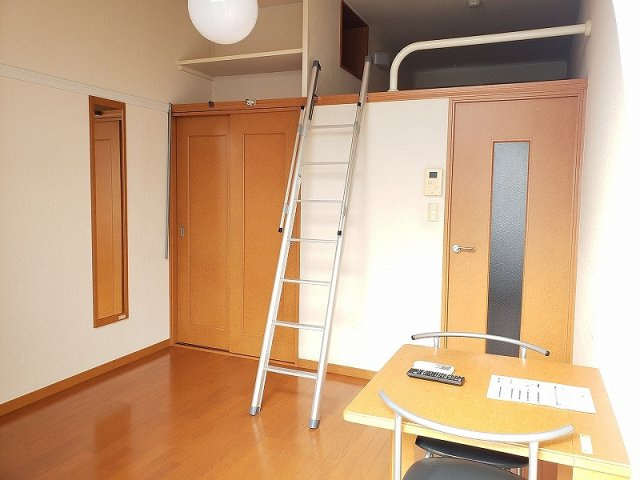 レオパレスＮＡＧＡＫＵＲＡⅡの居間・リビング