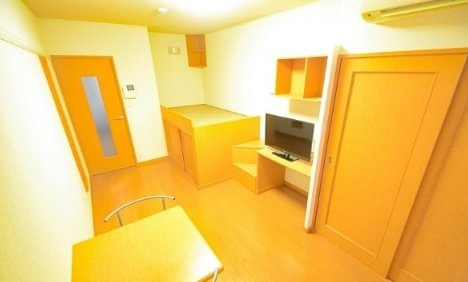 レオパレスＮＡＧＡＫＵＲＡの居間・リビング