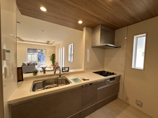 【キッチン】 | 川口市前川４丁目　新築戸建 | コンパクトなキッチンで掃除もラクラク