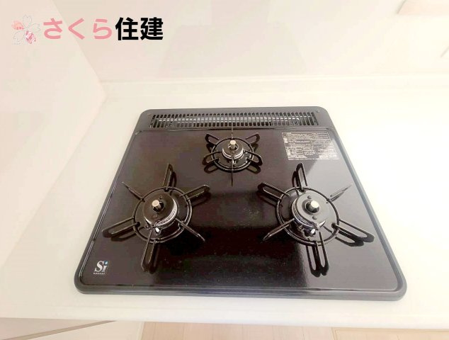 クレイドルガーデン今泉町第5　2号棟のキッチン|三口コンロは複数の調理ができるので時短になります！							
