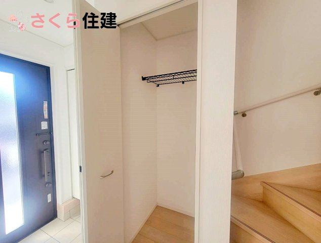 クレイドルガーデン今泉町第5　2号棟の収納|1階廊下にも収納を完備