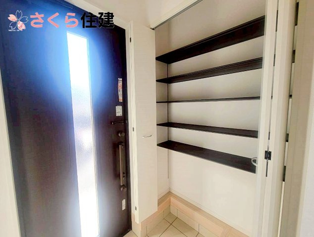 クレイドルガーデン今泉町第5　2号棟の玄関|玄関収納は家族全員分の靴も収納可能です◎
