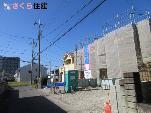 クレイドルガーデン今泉町第5　2号棟の前面道路含む現地写真|並列で2台駐車が可能です◎