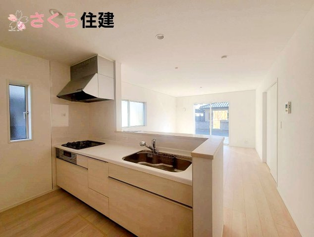 クレイドルガーデン今泉町第5　2号棟のキッチン|対面式システムキッチンは家族の様子を伺いながら家事ができます◎					
