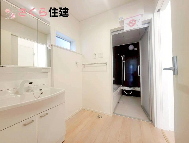 クレイドルガーデン今泉町第5　2号棟の脱衣所|三面鏡化粧台は鏡の裏までたっぷり収納が可能です◎
