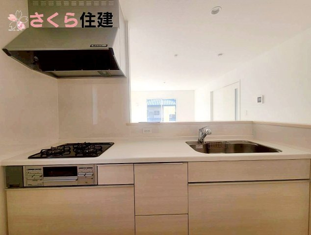 クレイドルガーデン今泉町第5　2号棟のキッチン|三口コンロや浄水付き水栓など、充実の収納設備が揃っています◎