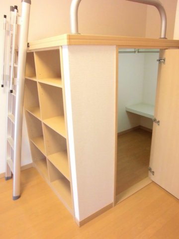 レオパレス緑町の内装|収納付きベッド