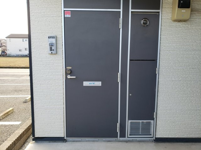 レオパレスアーバンの玄関