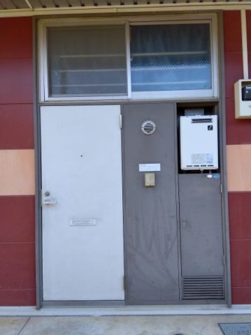 レオパレスサンハイムの玄関