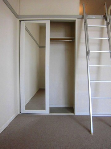 レオパレスサンハイムの内装|鏡付きクローゼット