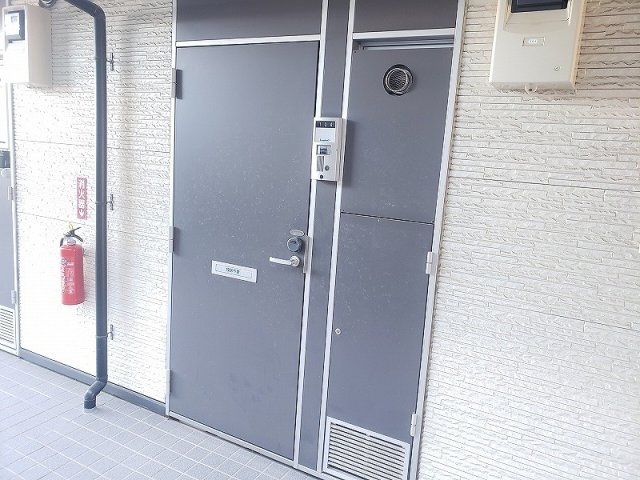 レオパレスヴィルヌーブの玄関