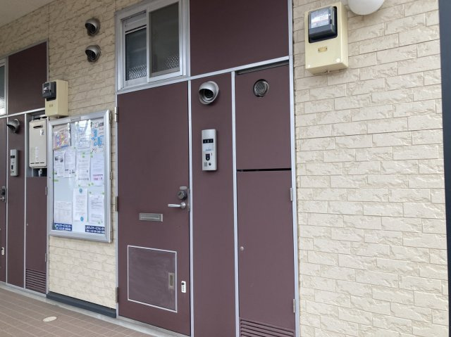 レオパレス華希の館の玄関