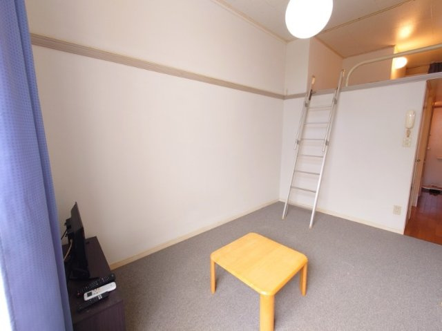 レオパレスプラムフローラの居間・リビング