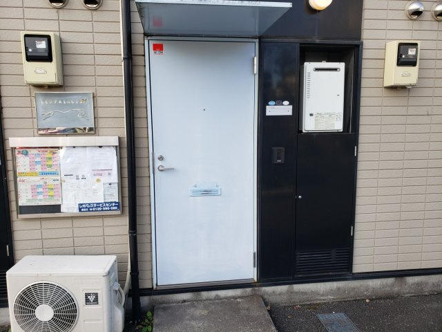 レオパレスガーデンコートの玄関