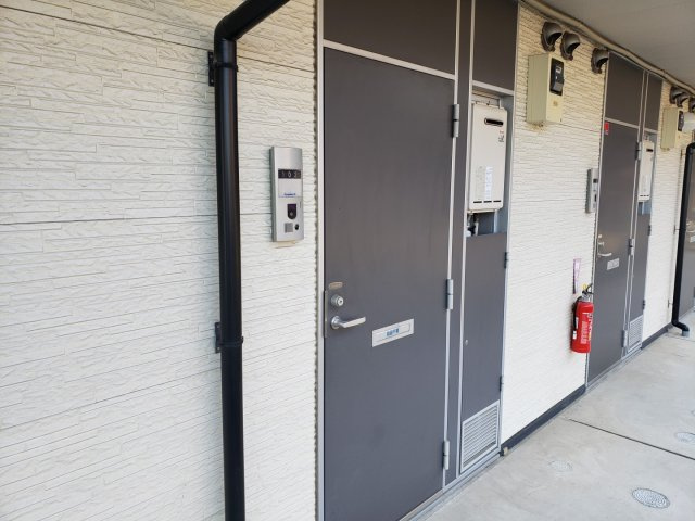 レオパレス角の玄関