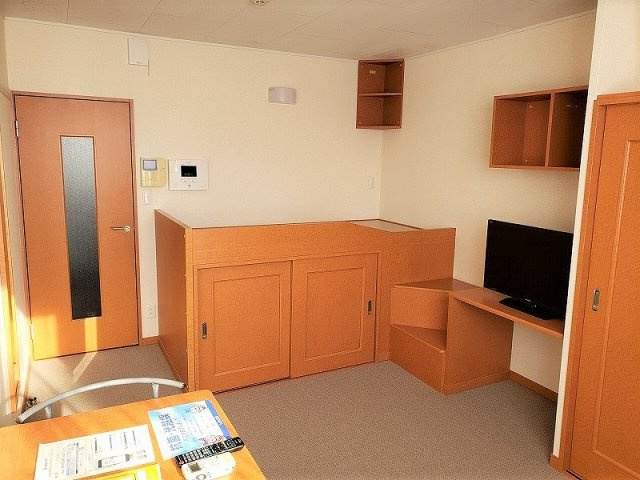 レオパレスＳＵＮＲＯＯＭの居間・リビング|備え付けのテーブル＆イス♪