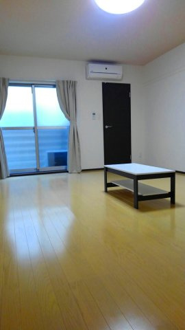 クレイノイヤサカの居間・リビング|約11畳と室内広め