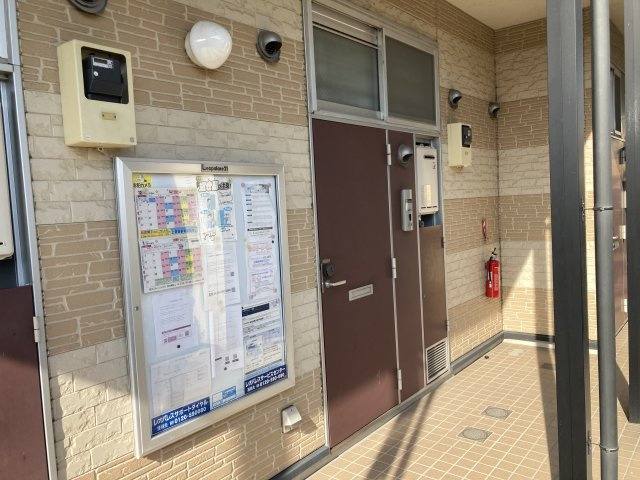 レオパレス一の宮の玄関