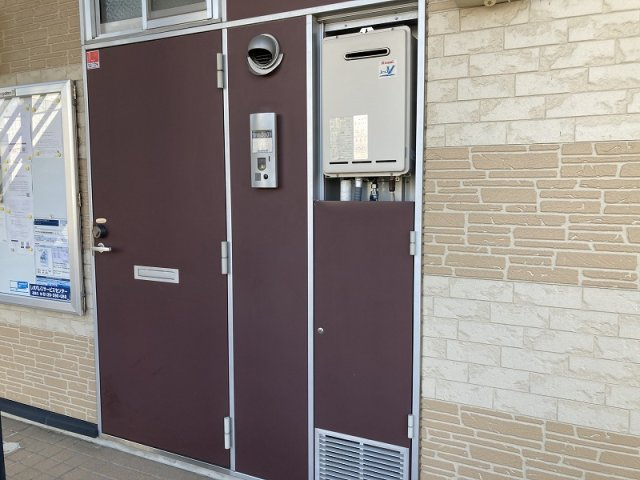 レオパレスイーストコートの玄関