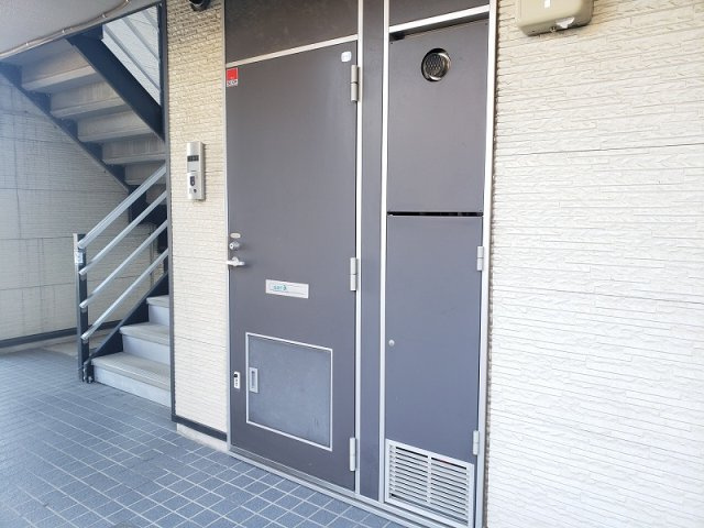 レオパレスアルシオンの玄関