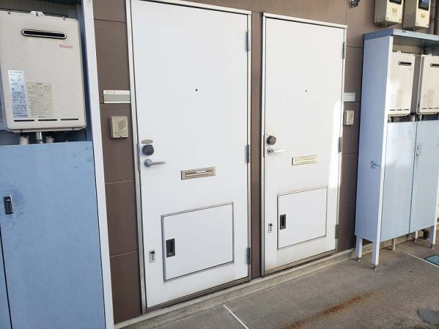 レオパレス宮代庭苑の玄関