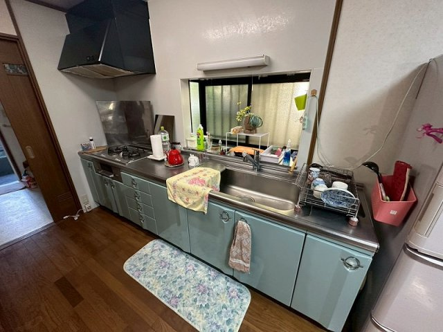 【キッチン】 | 東生馬町中古戸建 | キッチンには小窓もついています