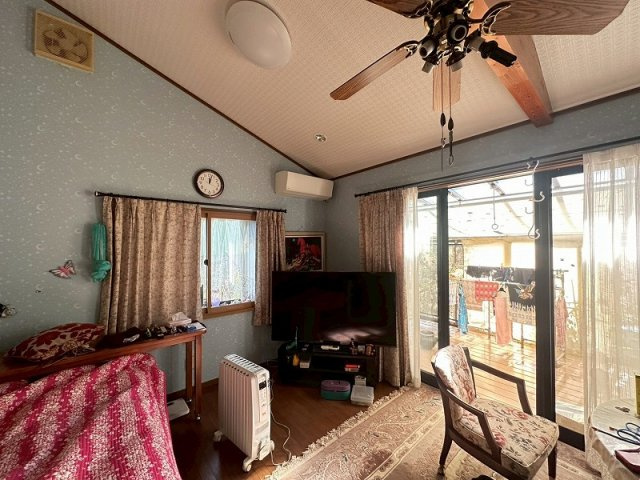 【居間・リビング】 | 東生馬町中古戸建 | 日当たりの良好な居間です