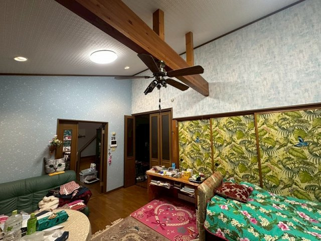 【居間・リビング】 | 東生馬町中古戸建 | オシャレな梁がポイントの居間です