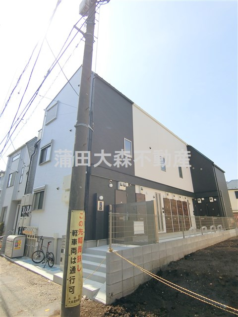 ロイヤル　ウィステリアの外観|2021年3月築　木造地上3階建て総戸数8戸Wi-Fiインターネット無料の人気賃貸アパート
東京都大田区大森東3丁目　京浜急行本線大森町駅、平和島駅も徒歩圏内