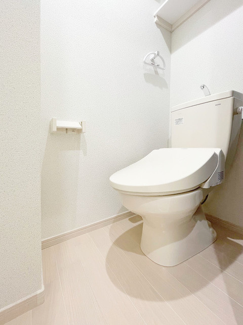 ロイヤル　ウィステリアのトイレ|棚と温水洗浄便座付きのトイレ