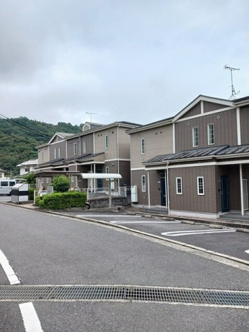 エトワールパルク　エストの駐車場|車をお持ちの方に嬉しい駐車場付きの物件です