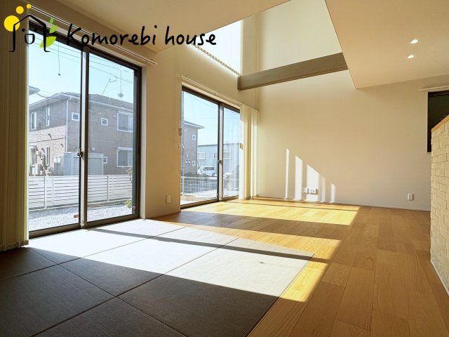 鴻巣市赤城　中古一戸建ての居間・リビング|光が差し込む17.4帖の広いLDKです