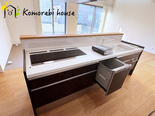 鴻巣市赤城　中古一戸建てのキッチン|食洗器付きIHキッチンは料理をしながらLDKを見渡せます