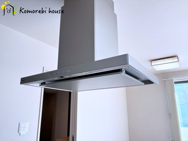 鴻巣市赤城　中古一戸建てのキッチン|スタイリッシュなレンジフードです