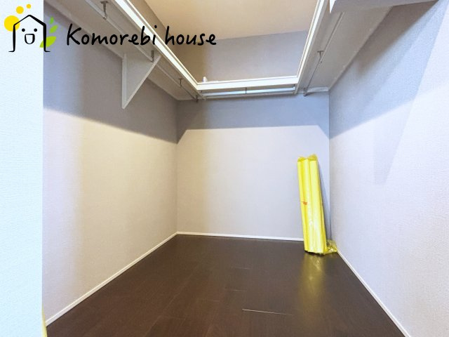 鴻巣市赤城　中古一戸建ての収納|3面にハンガーをかけられるのでたくさん収納できるウォークインクローゼットです