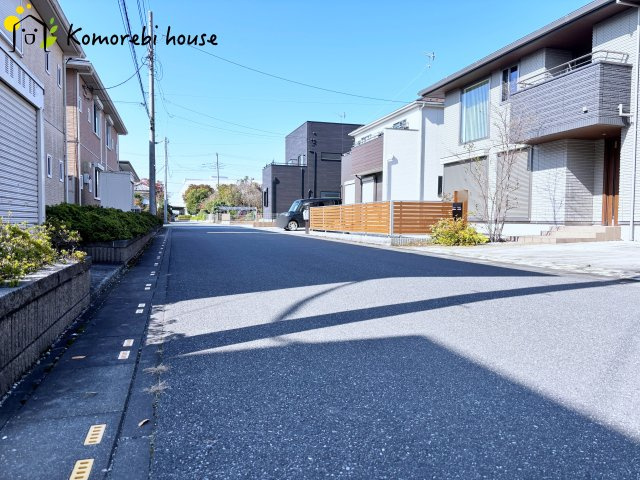 鴻巣市赤城　中古一戸建ての前面道路含む現地写真|広々とした前面道路です