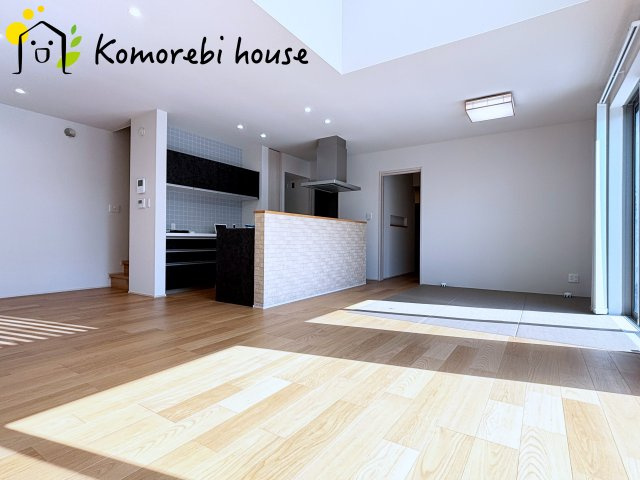 鴻巣市赤城　中古一戸建ての居間・リビング|光が差し込む17.4帖の広いLDKです