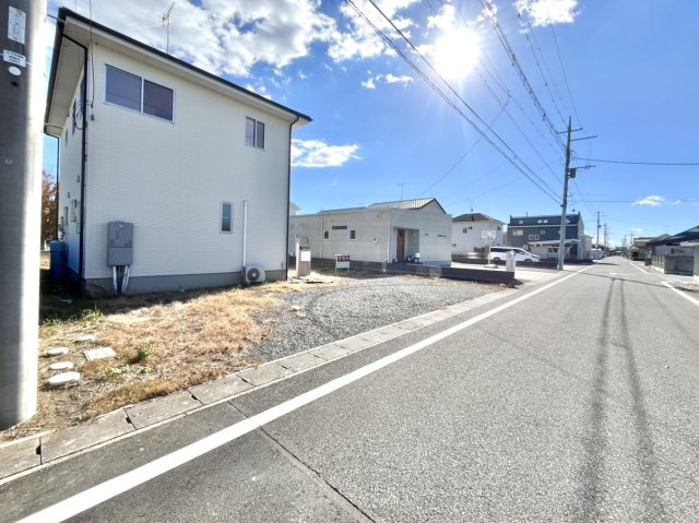 【中古戸建】邑楽郡千代田町舞木東の外観|■外観｜窓の配置や、爽やかな白ベースの外観が清潔感をもたらします。まっさらなキャンバスのような家にこだわりを彩って…始めよう、あなただけの豊かな暮らし( ＾＾ )